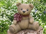 Eigenschaften Tiefes Kunsthandwerk GbR  / Tierfigur Steinfigur Teddy Bär groß mit Schleife hellbraun