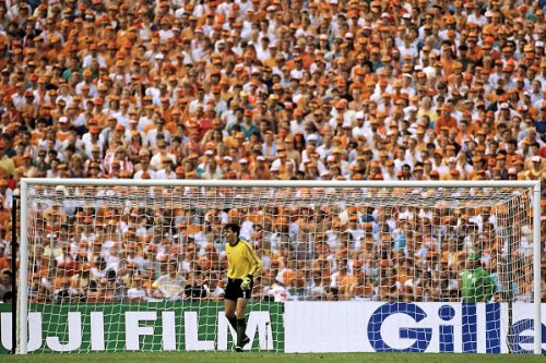 11Freunde Bilderwelt / Bonner vor holländischen Fans (1988) / Fußballfotografie / Echter Fotoabzug auf Alu-Dibond-Platte / 40 x 60 cm