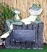 Frosch mit seinem Jungen am Zaun