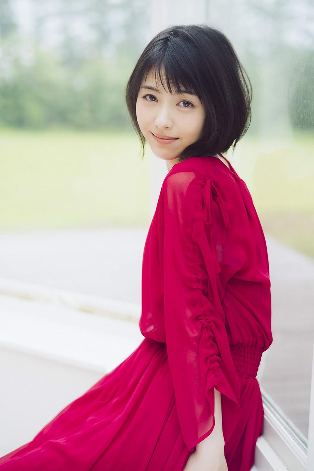 【Amazon.co.jp 限定】浜辺美波 2020カレンダーブック 限定絵柄ポストカード付き