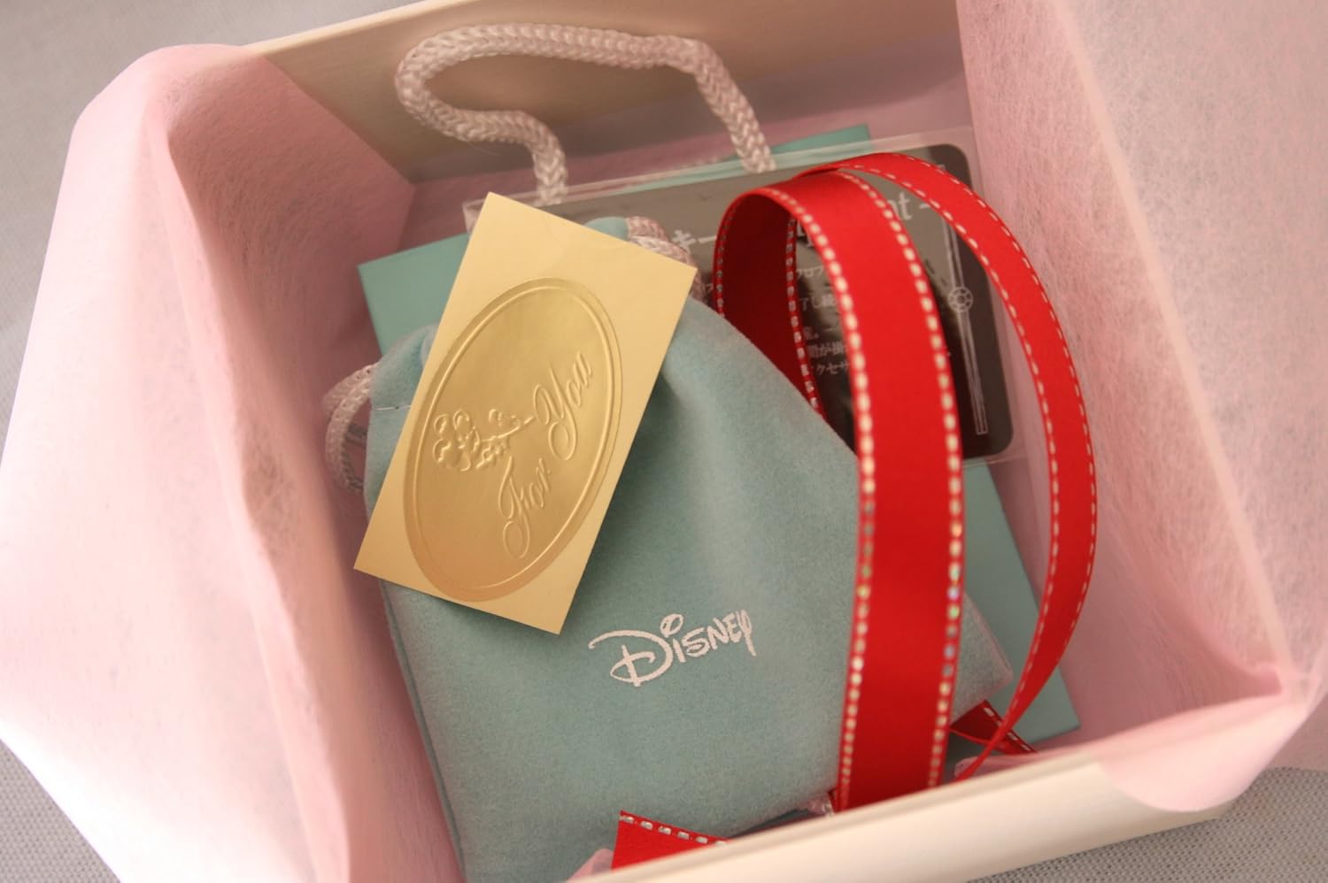 20代の彼女に喜ばれる誕生日プレゼントとは？ネックレスやお花などオススメの誕生日プレゼントを紹介