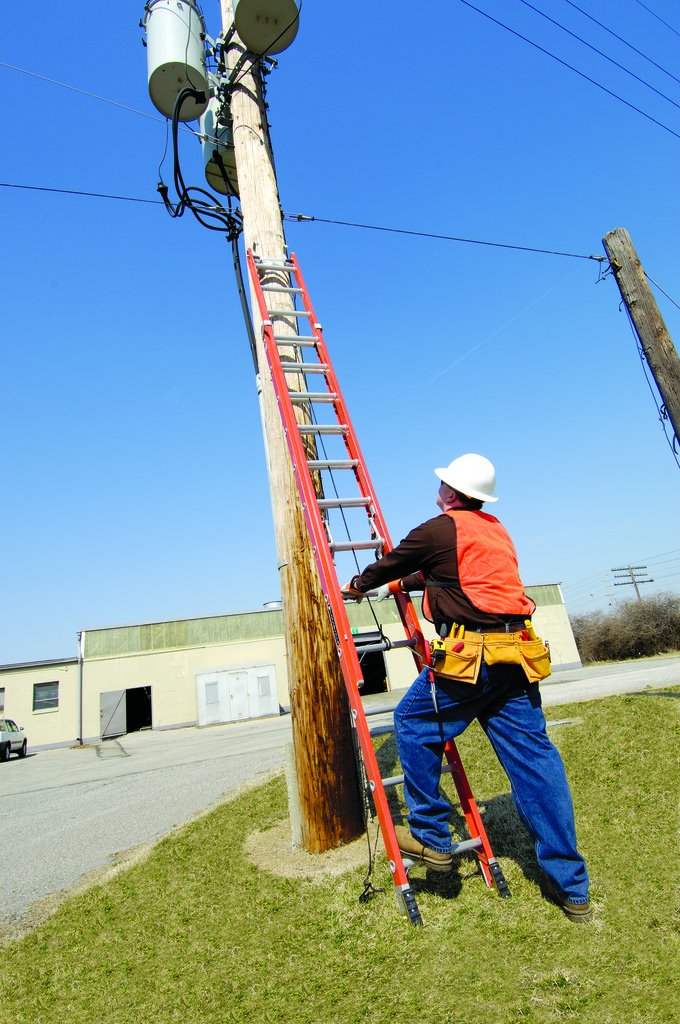 Amazon.com: Louisville Ladder FE3224 Fiberglass Extension Ladder ...