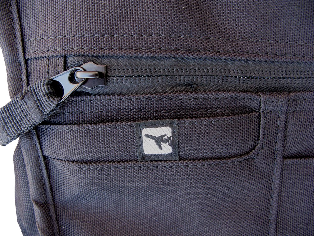 Amazon.com: Georgia Bulldogs Laptop Messenger Bag University of ...