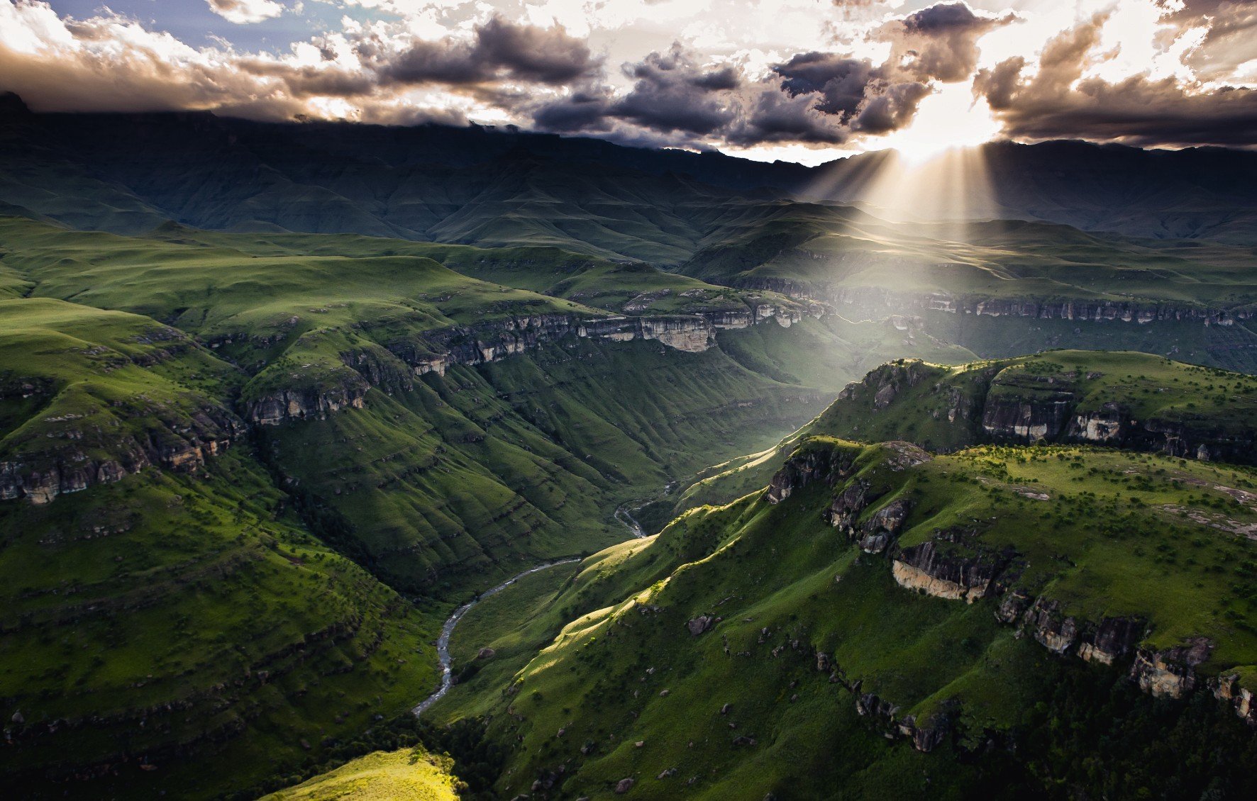 Beautiful mountain range in the Drakensberg, South Africa (1300x829
