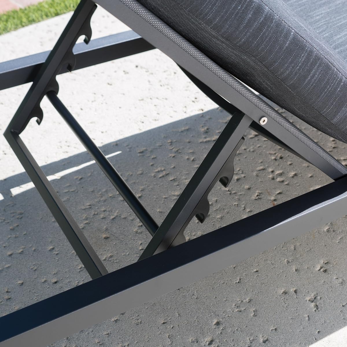 Nealie Outdoor Mesh Black Aluminum Frame Chaise Lounge w/ Water