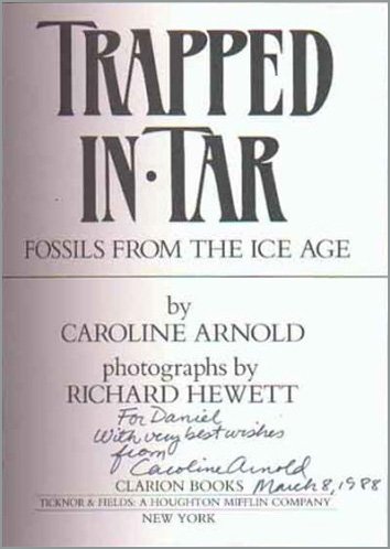 Trapped in Tar: Fossils from the Ice Age (A Junior Library Guild Selection) by Caroline Arnold