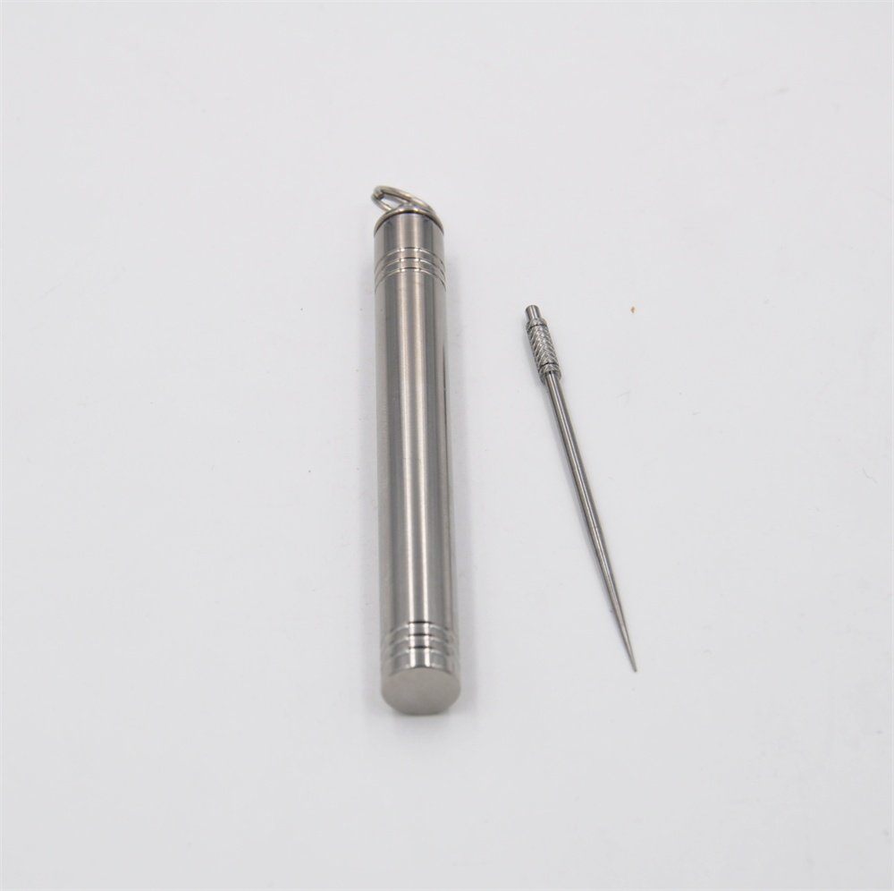 

Doingoutdoor 1pc A+ Titanium Toothpick and 1pc Upgraded Ti Toothpick Holder Capsule Waterproof Box Two Lines Screw Anti-skid Design Hiking Camping EDC Outdoor Tool