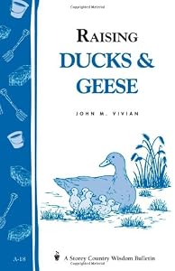Raising Ducks & Geese: Storey's Country Wisdom Bulletin A-18 (Storey Publishing Bulletin)