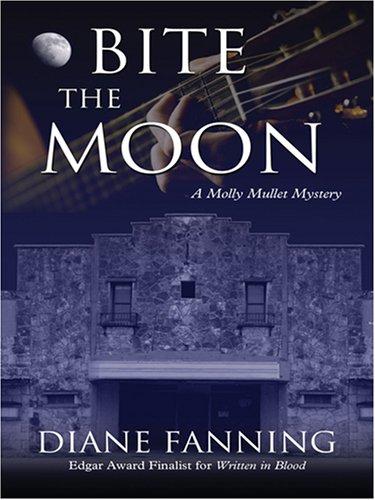 Bite the Moon (Five Star Mystery Series) (Five Star Mystery Series) (Five Star First Edition Mystery) by Diane Fanning