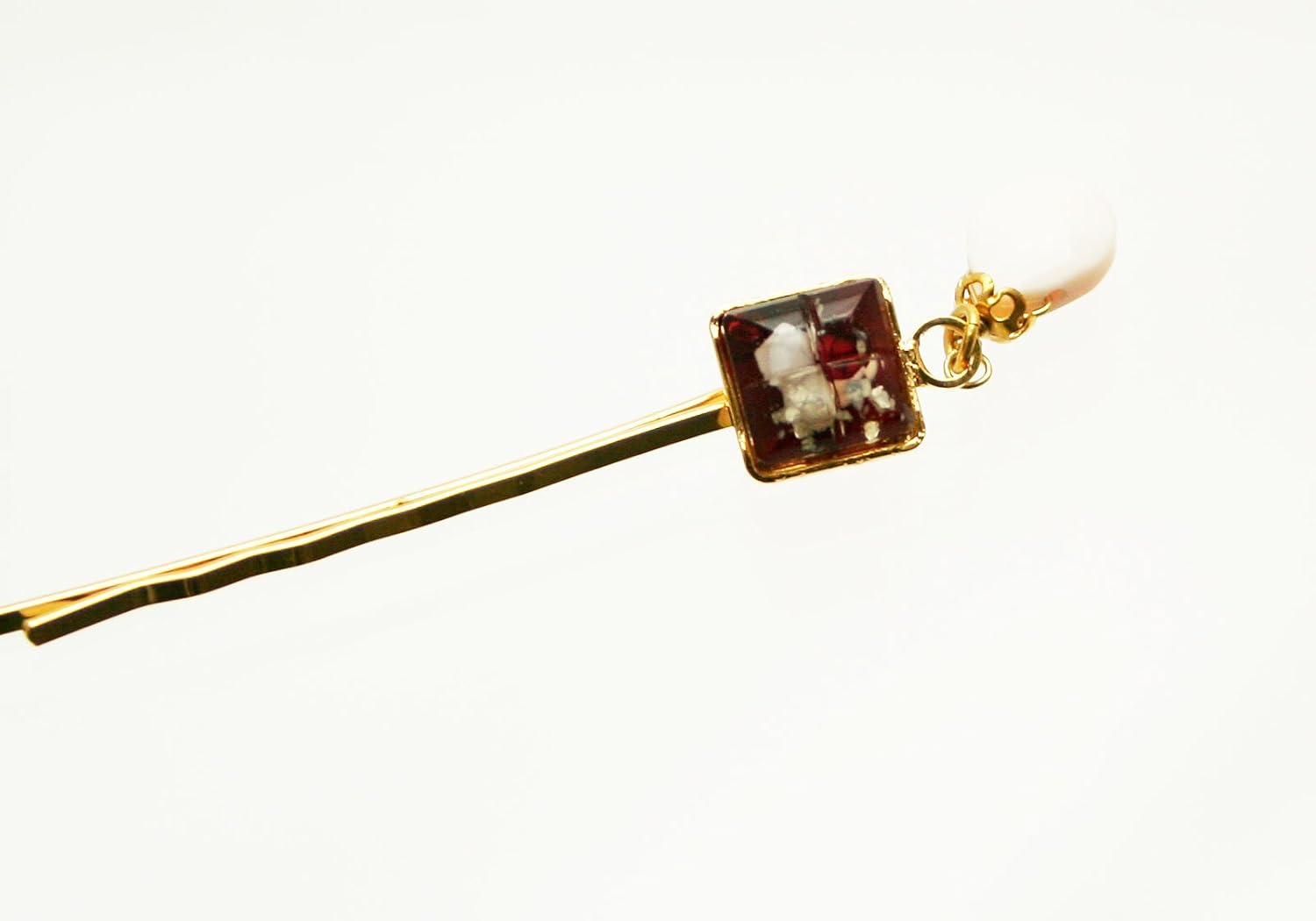 

Tamarusan Red Square Hair Pin Clip Shell