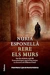 Rere els murs