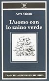 L'uomo con lo zaino verde
